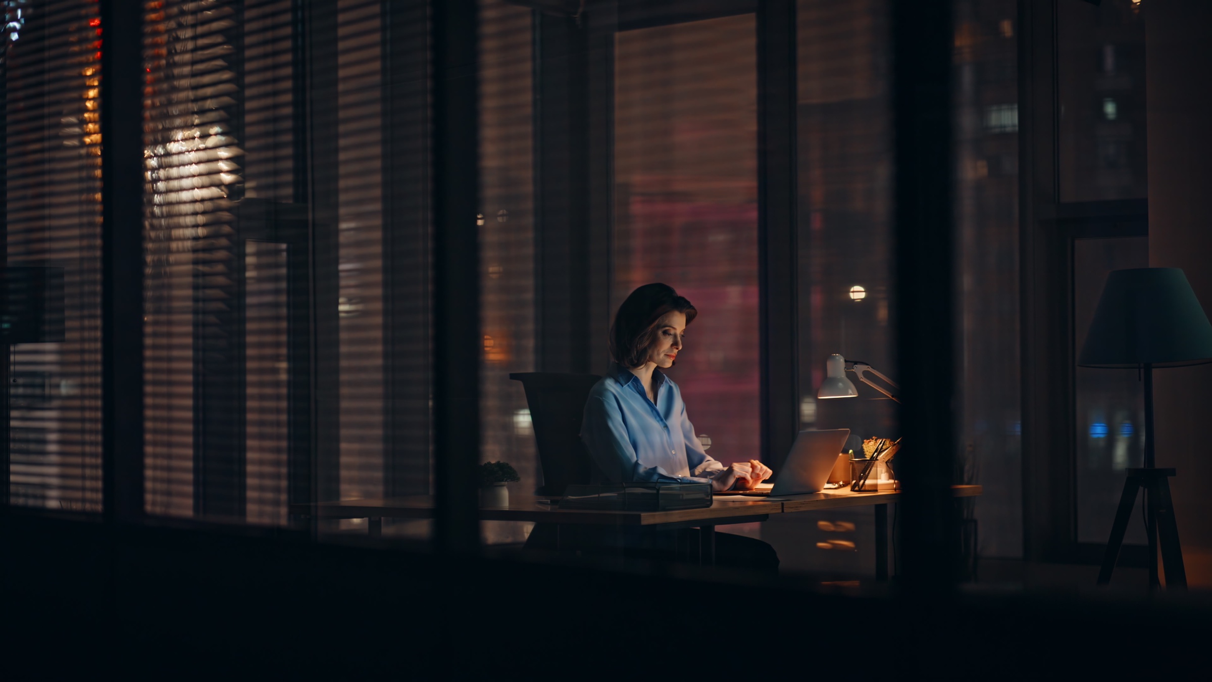 econary IT – Mitarbeiterin nachts im Büro